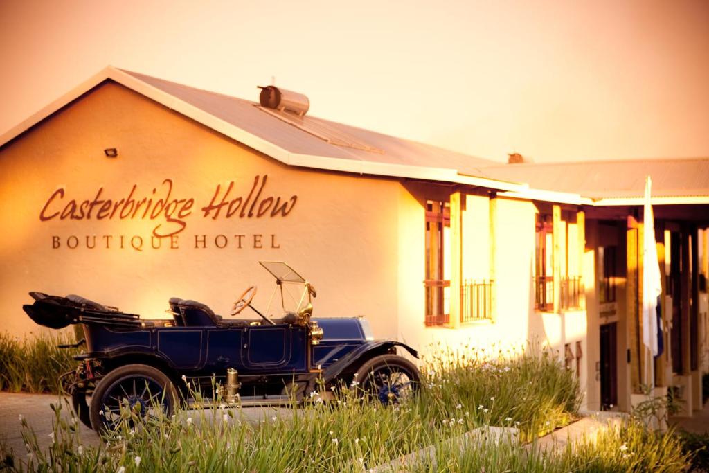 an old car parked in front of a hotel at Casterbridge Hollow Boutique Hotel in White River
