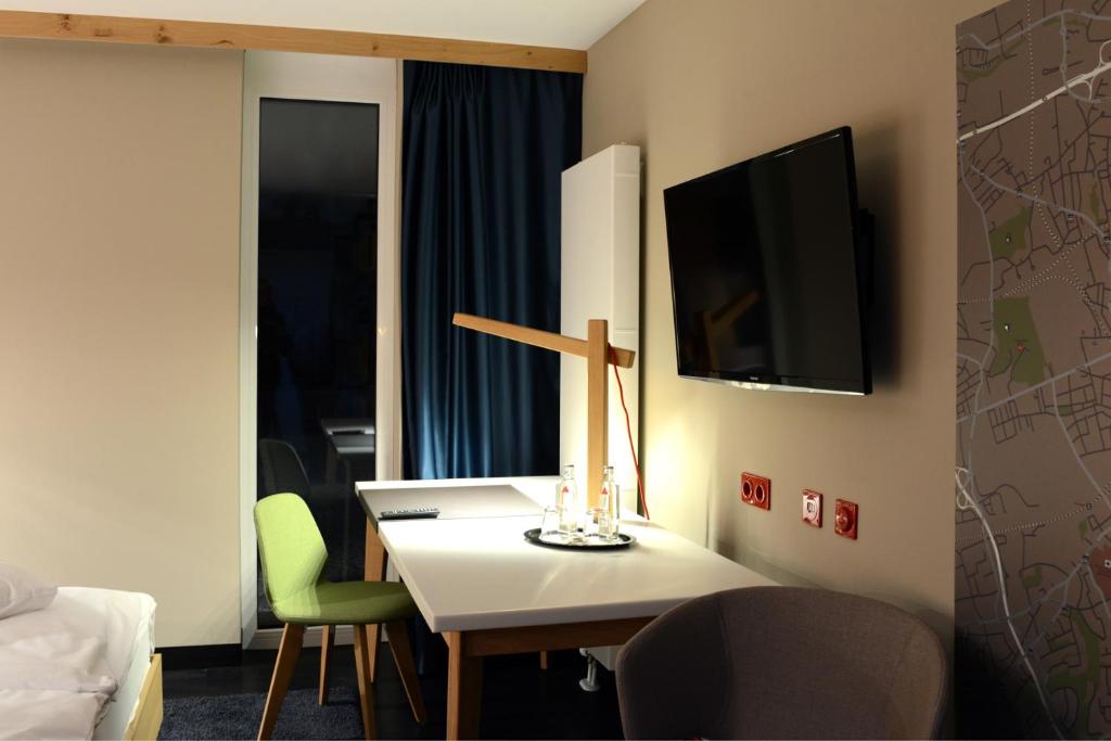 TV a/nebo společenská místnost v ubytování Claudius Hotel