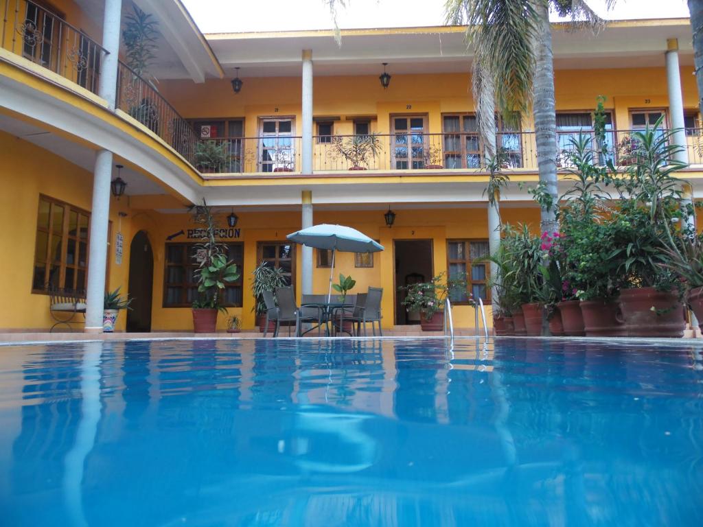 a swimming pool in front of a hotel at Hotel Plaza del Sol in Malinalco