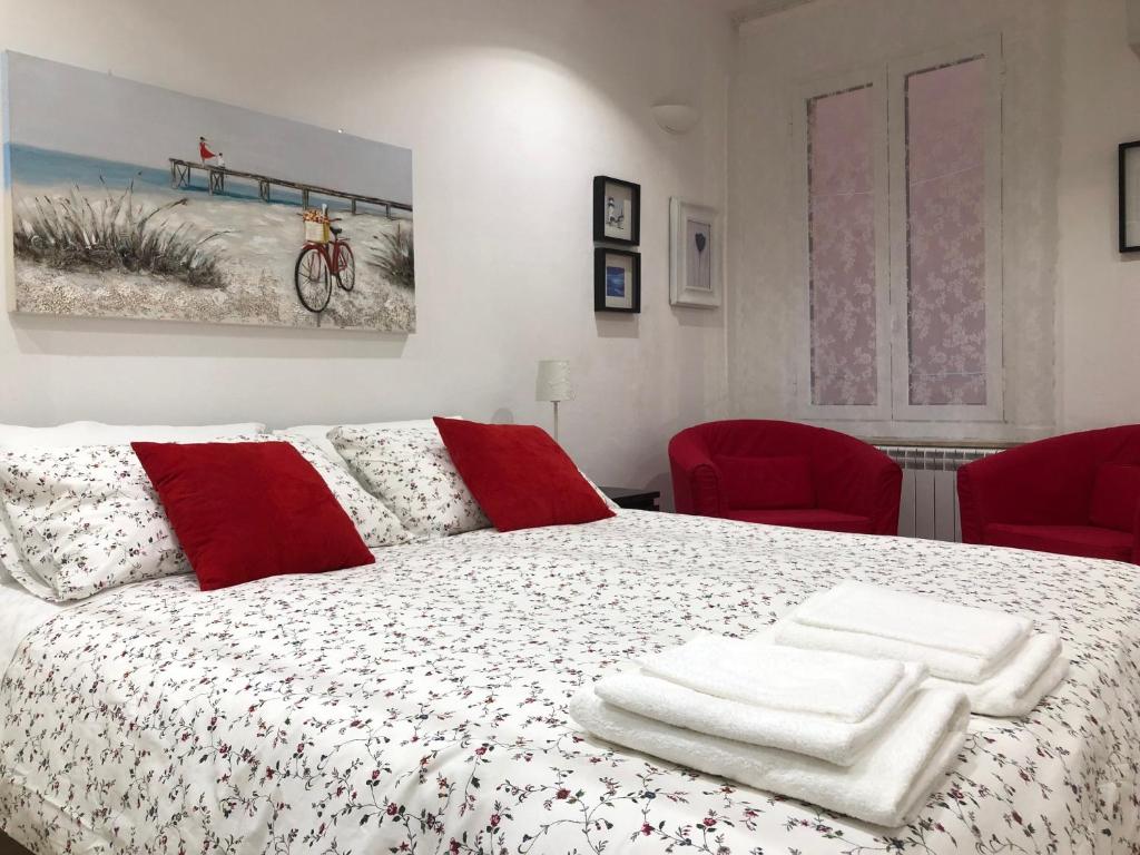 sypialnia z łóżkiem i dwoma ręcznikami na nim w obiekcie Temporary House vicolo Colombina w Bolonii