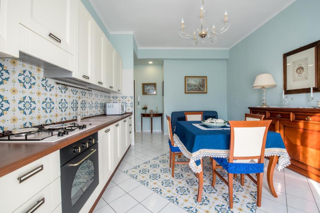 Una cocina con una mesa y un comedor. en SorrentoVibes - City Home in Sorrento with Balcony and view, en Sorrento