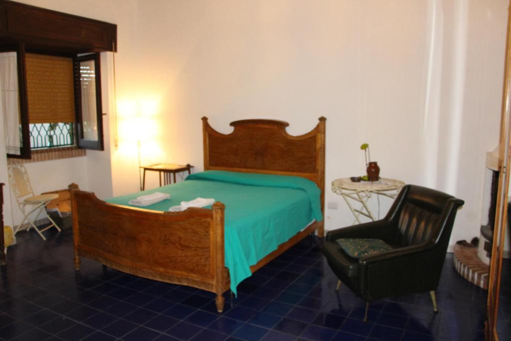 Un pat sau paturi într-o cameră la La Casa Dell'antiquario