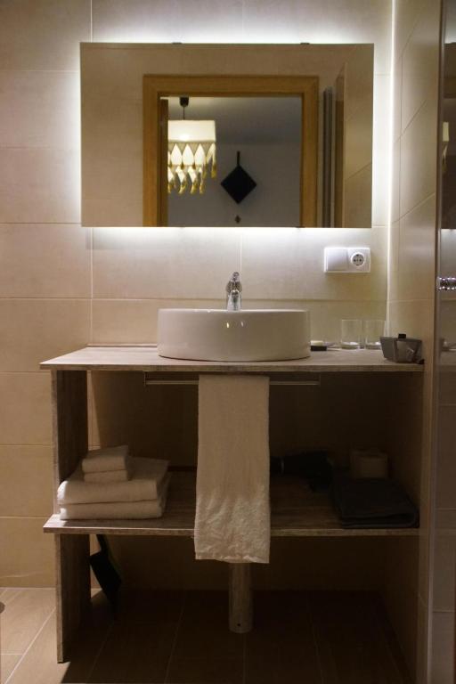 A bathroom at El Duende del Tejar