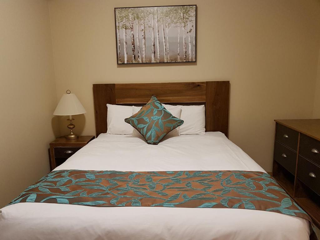 Postel nebo postele na pokoji v ubytování Sunset Resorts Canmore and Spa