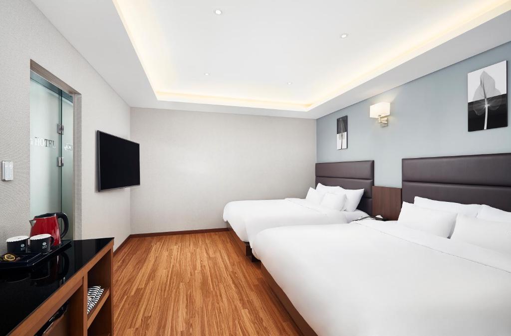 Postel nebo postele na pokoji v ubytování Lion Hotel