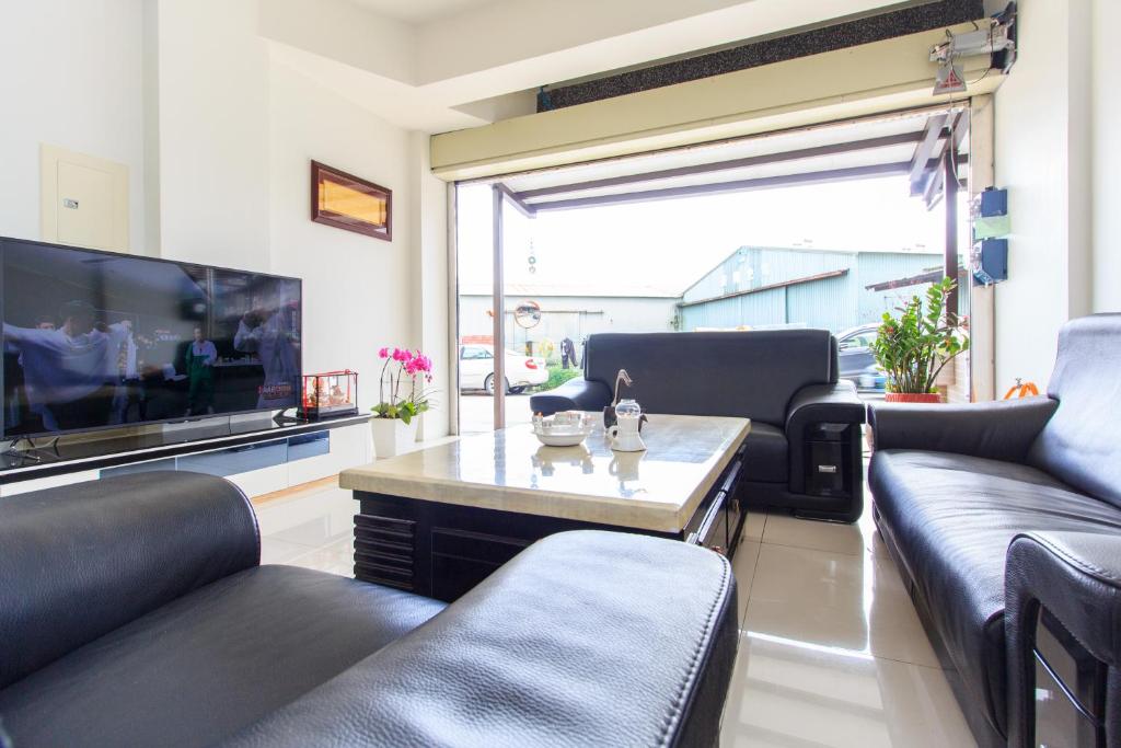 TV a/nebo společenská místnost v ubytování Yilan Dongshan Cypress B&B