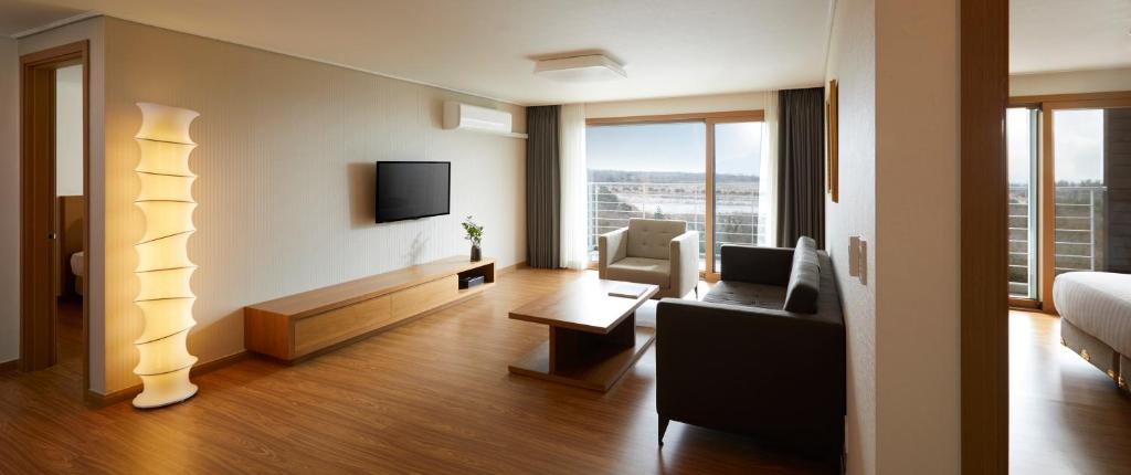 TV a/nebo společenská místnost v ubytování Jeju Aerospace Hotel