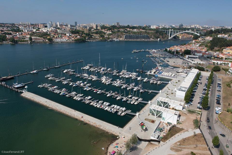 加亞新城的住宿－Veleiro D'Ouro，享有码头的空中景色,在水中划船