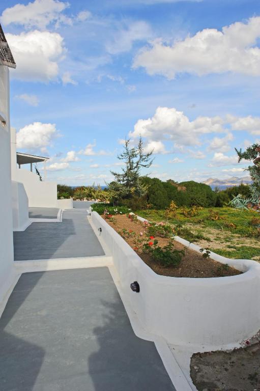 um jardim ao lado de uma casa em Sarakiniko View Studios em Mandrakia