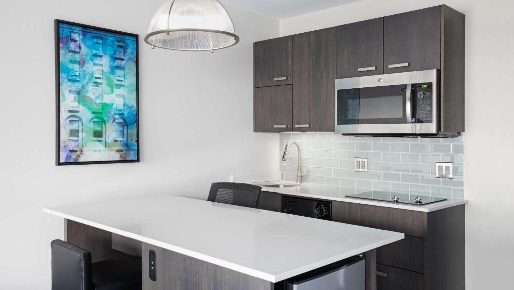 Kuchyň nebo kuchyňský kout v ubytování Hyatt House Jersey City