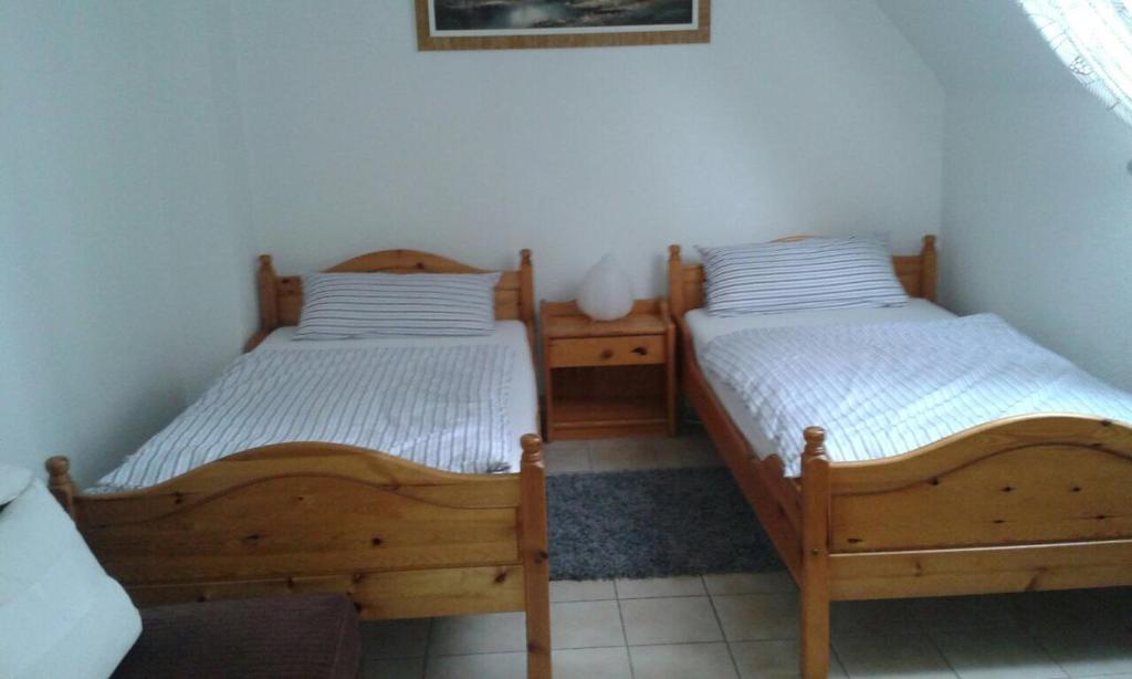 two twin beds in a room withthritisthritisthritisthritisthritisthritisthritisbestosbestos at Messezimmer Hannover-Mittelfeld Room Agancy in Hannover