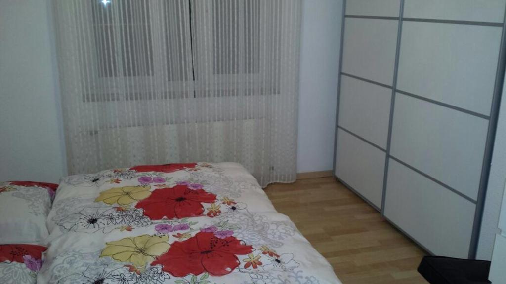 ハノーファーにあるMessezimmer Hannover-Cityのベッドルーム1室(花の飾られたベッド1台付)