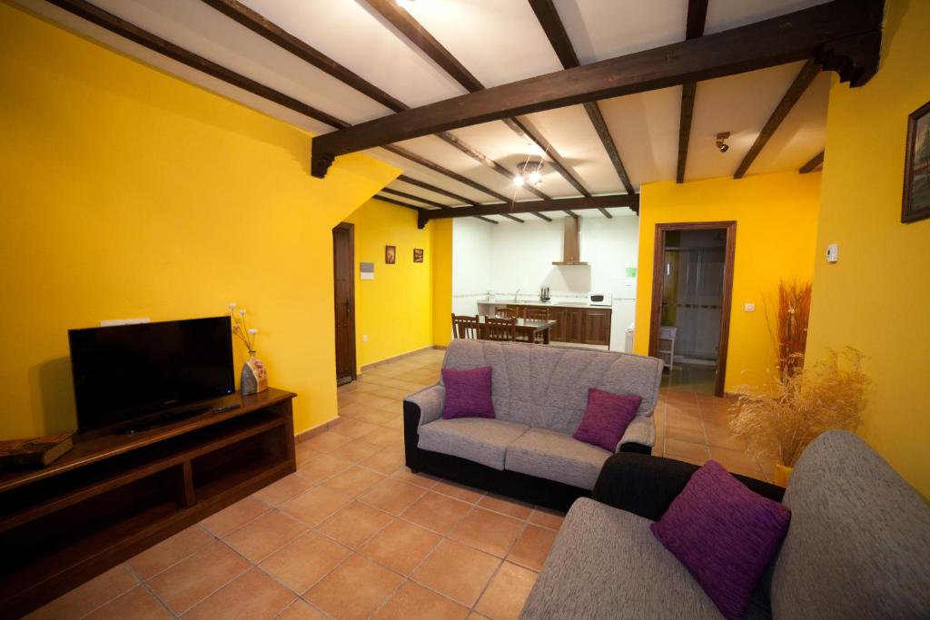 Televízia a/alebo spoločenská miestnosť v ubytovaní Apartamentos Rurales Sierra de Béjar