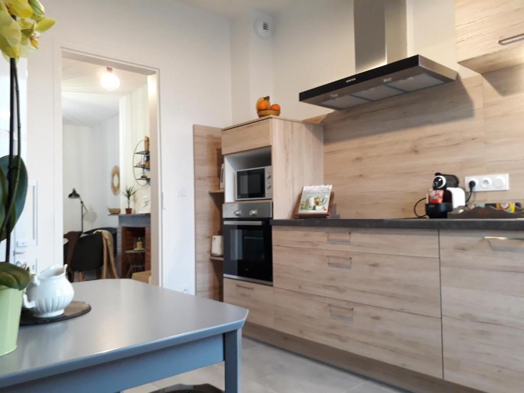 a kitchen with a stove and a microwave at Chalet du Doumet Appartement 4 étoiles et Garage privé in Luz-Saint-Sauveur