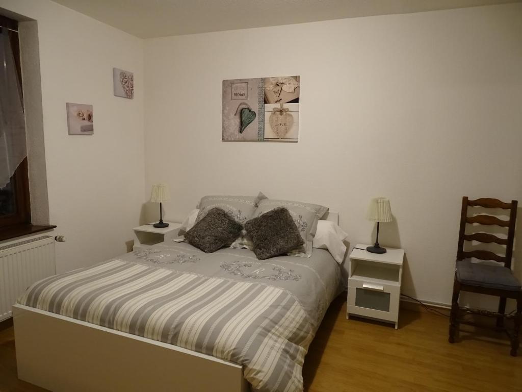 sypialnia z łóżkiem z 2 poduszkami w obiekcie Gîte de l'est 2 w mieście Colmar