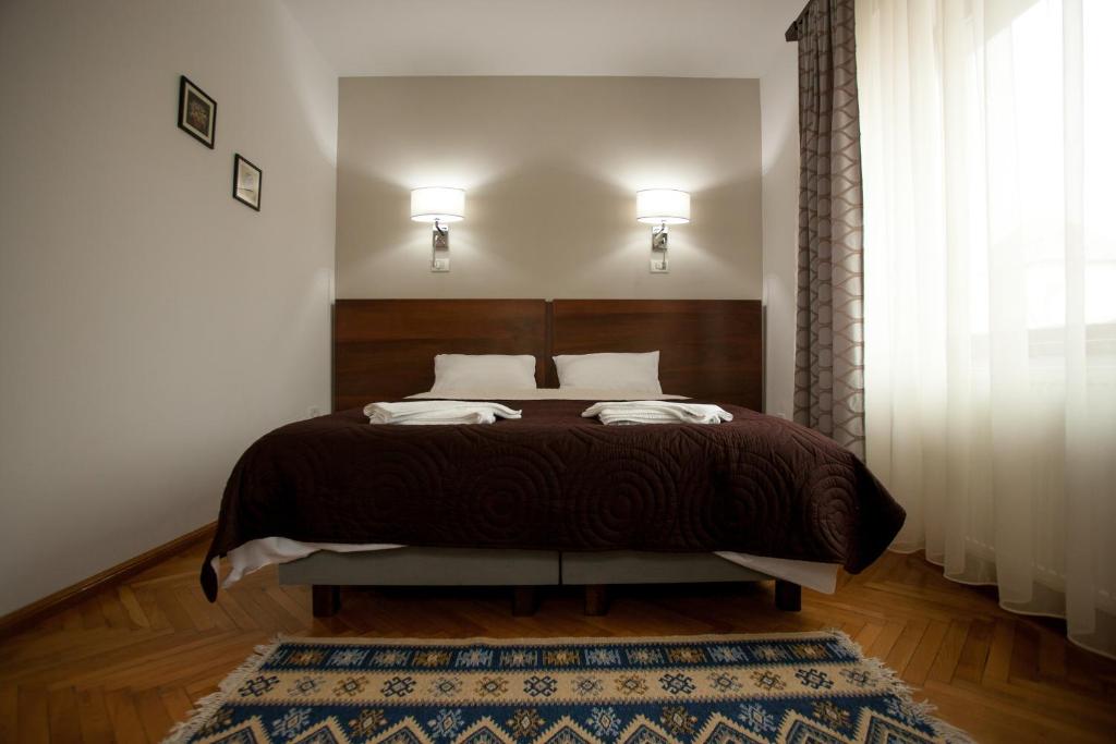 - une chambre avec un grand lit et un tapis dans l'établissement Matia Resort, à Alba Iulia