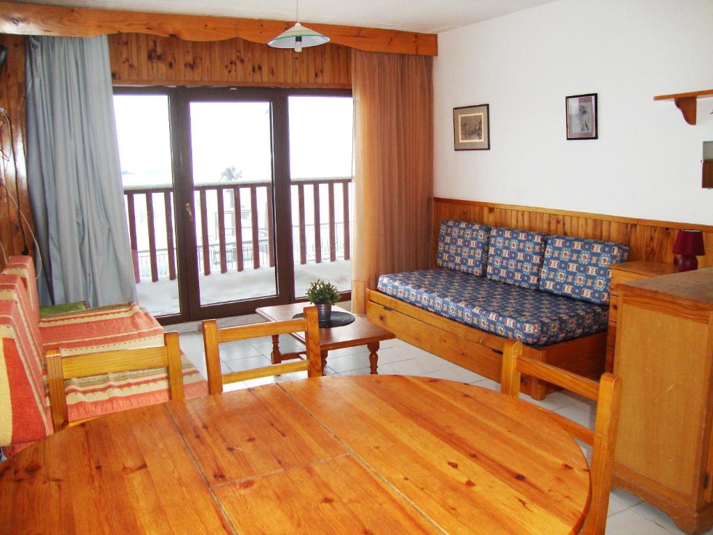 a living room with a couch and a table at Apartamentos Paradis Blanc 3000 in Pas de la Casa