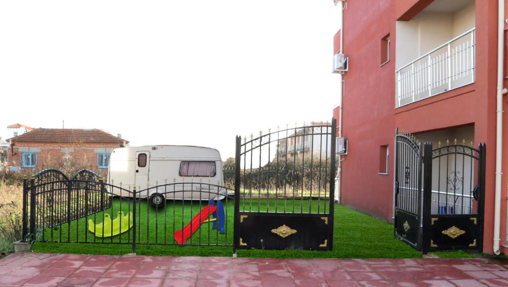 Sinanis Family Apartments - 18