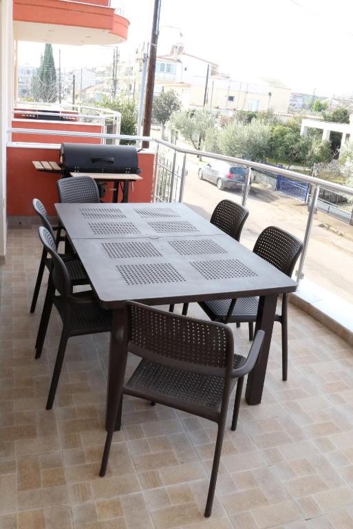 Sinanis Family Apartments - 13