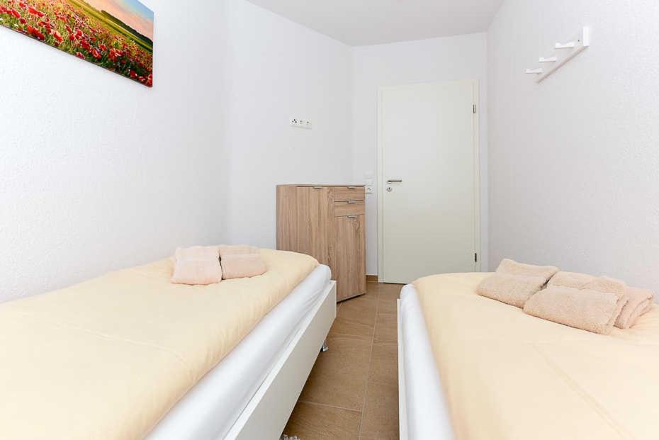 Postel nebo postele na pokoji v ubytování Ferienwohnung Seeperle