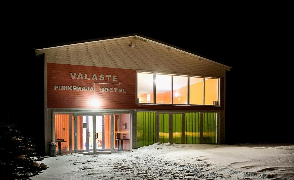 een gebouw met een bord aan de zijkant bij Valaste Puhkeküla in Kohtla-Järve