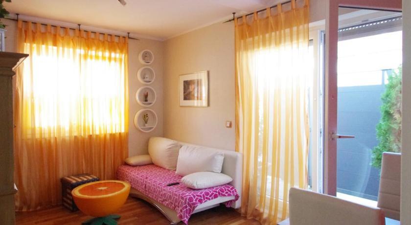 Apartment Leon في بون: غرفة معيشة مع مقعد ونافذة