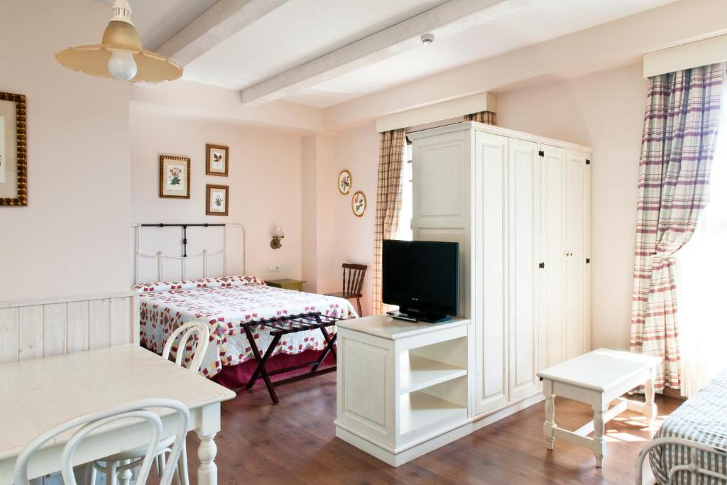 Una televisión o centro de entretenimiento en PortAventura Hotel Gold River - Includes unlimited access to PortAventura Park & 1 access to Ferrari Land