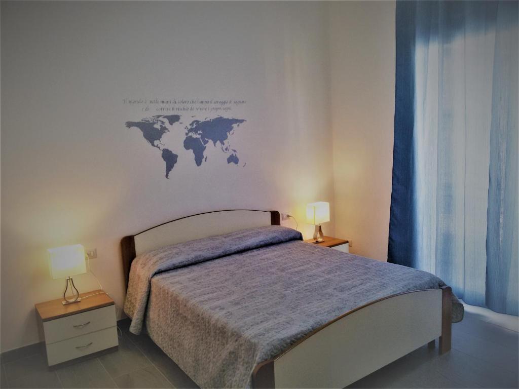 ノートにあるNoto nel mondoのベッドルーム1室(壁に地図を掲載したベッド1台付)