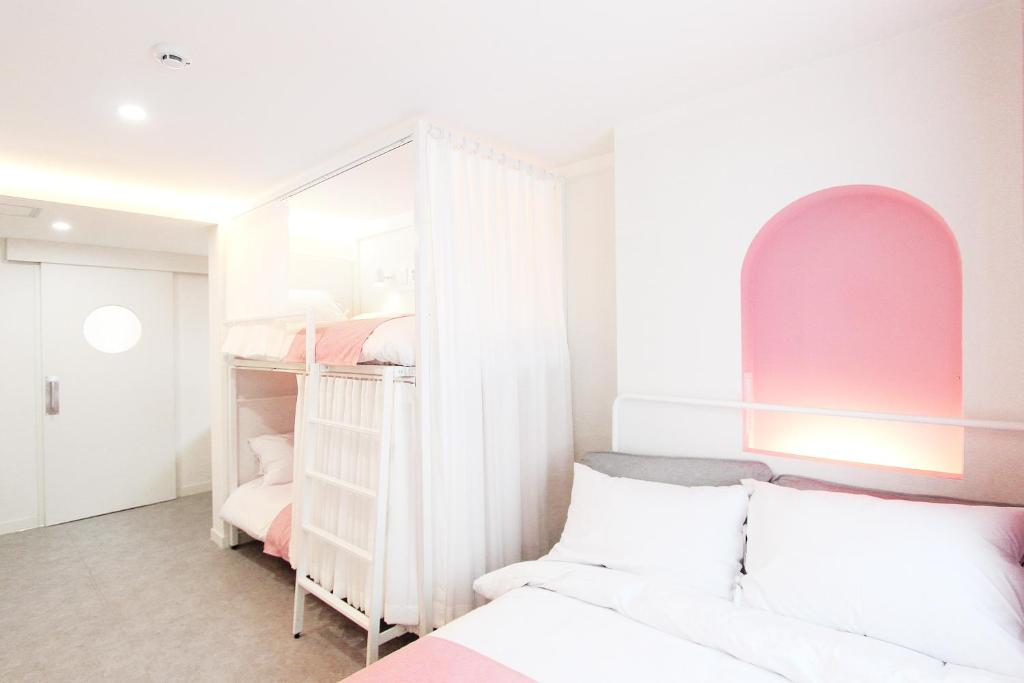 een slaapkamer met een stapelbed en 2 bedden bij Orbit - For foreigners only in Seoul