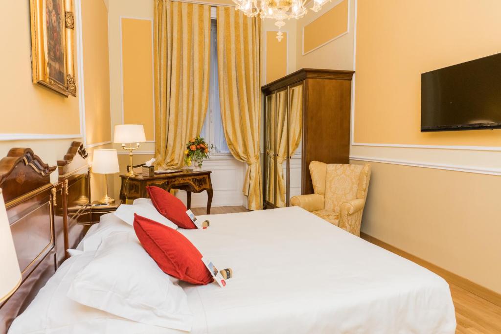 Televiisor ja/või meelelahutuskeskus majutusasutuses Hotel Bristol Palace