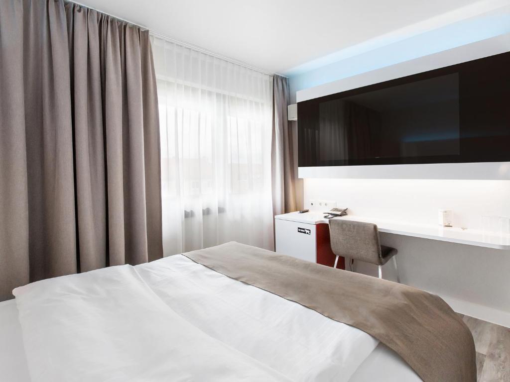 Postel nebo postele na pokoji v ubytování DORMERO Hotel Hannover