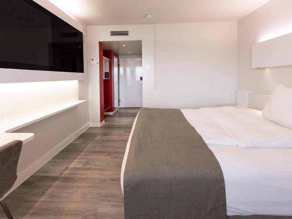 Postel nebo postele na pokoji v ubytování DORMERO Hotel Hannover
