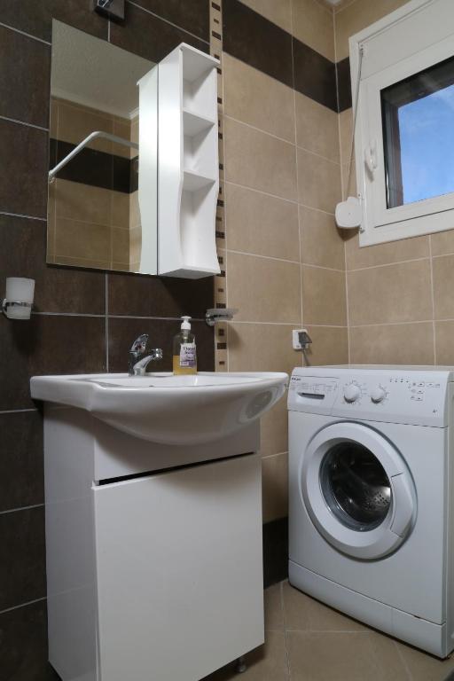 Sinanis Family Apartments - 12