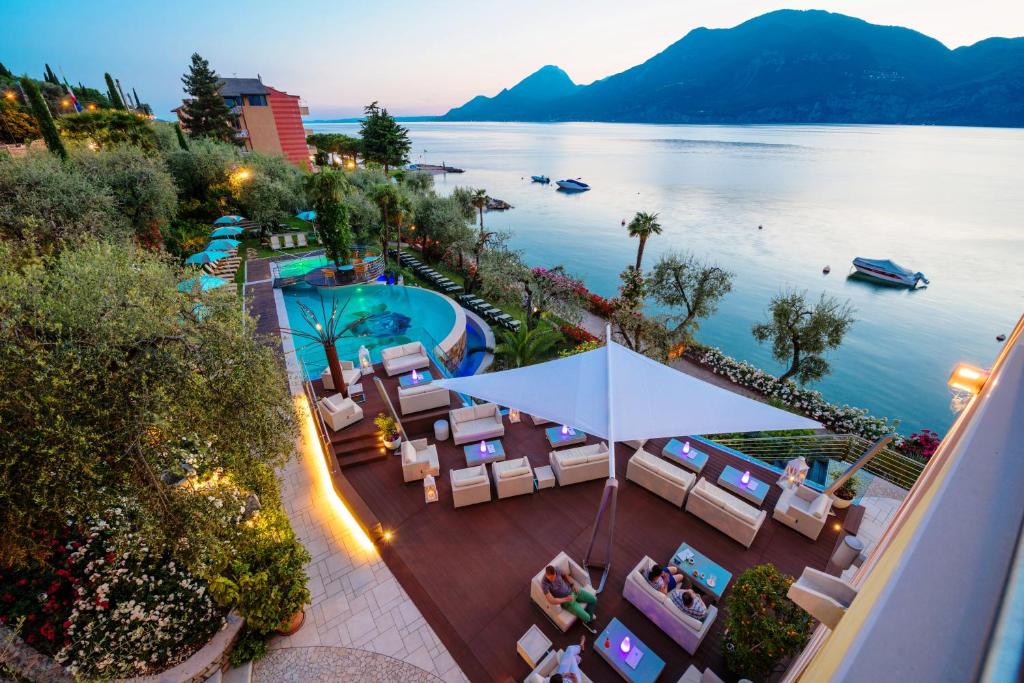 una vista sul tetto di un resort con piscina e sedie di Belfiore Park Hotel****S a Brenzone sul Garda