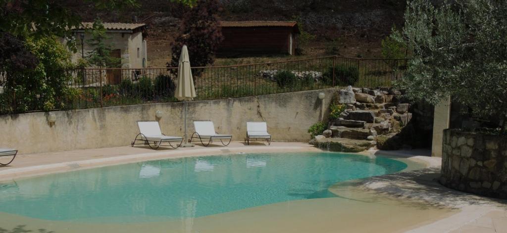 Bazén v ubytování B&B Le Deffends de Redon nebo v jeho okolí