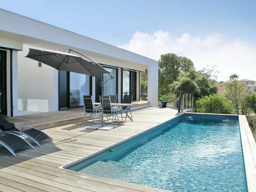 MoliniにあるSpacious modern villa with private poolのスイミングプールと傘付きの家