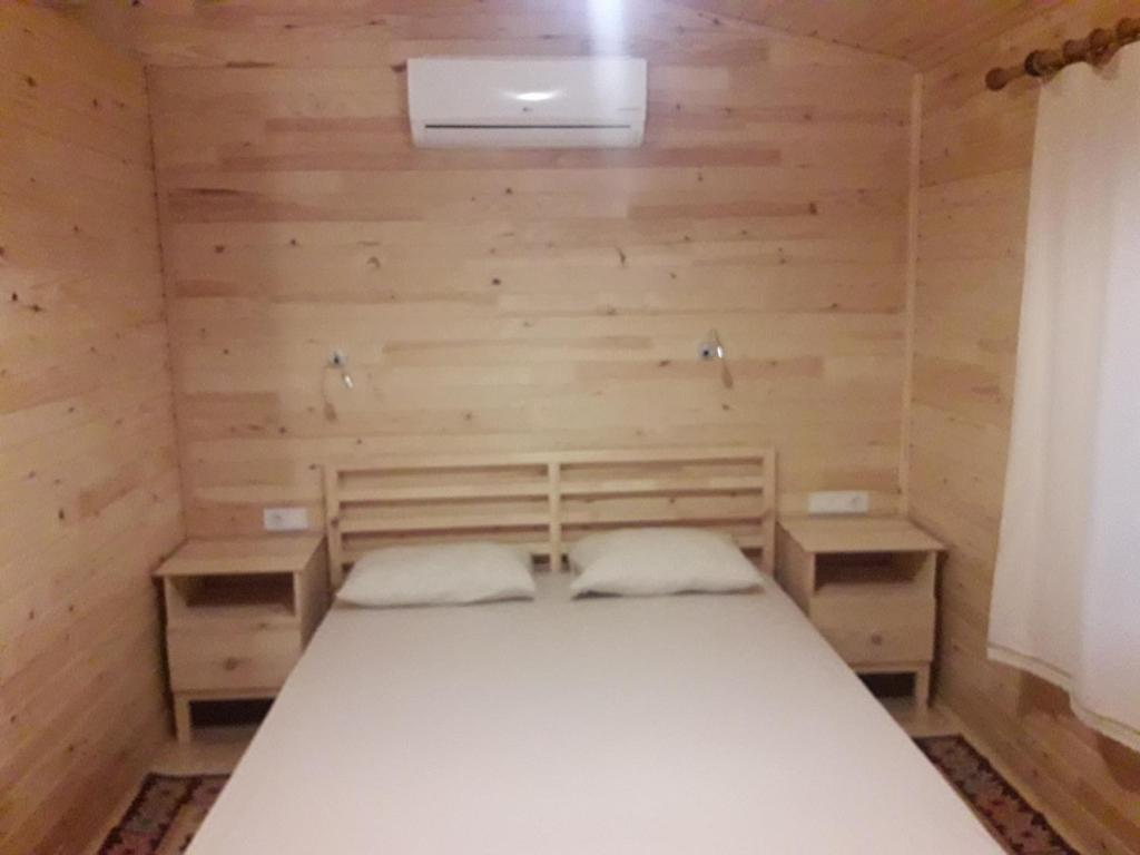 Postel nebo postele na pokoji v ubytování Bungalow Halil