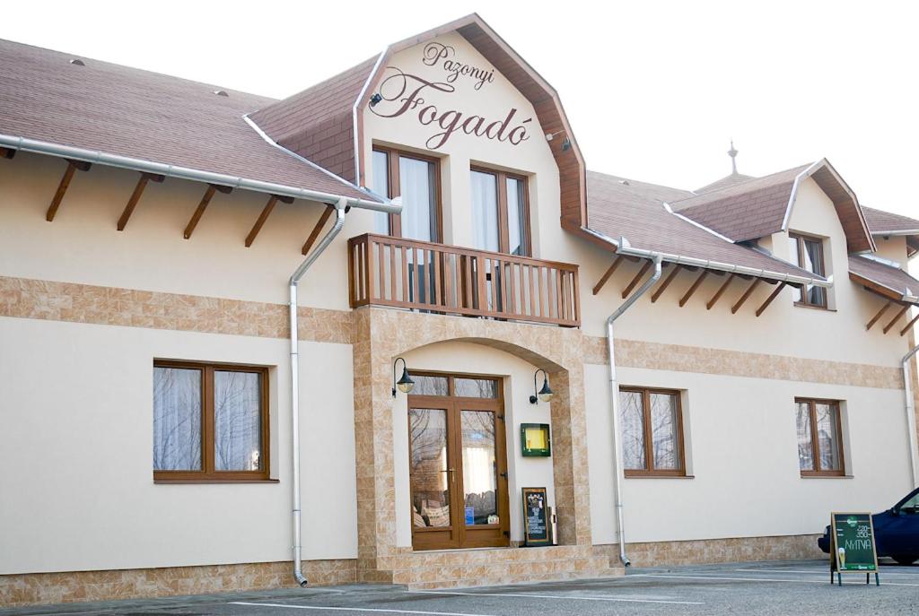 Pazonyi Fogadó és Étterem في Nyírpazony: مبنى عليه لافته للمطعم