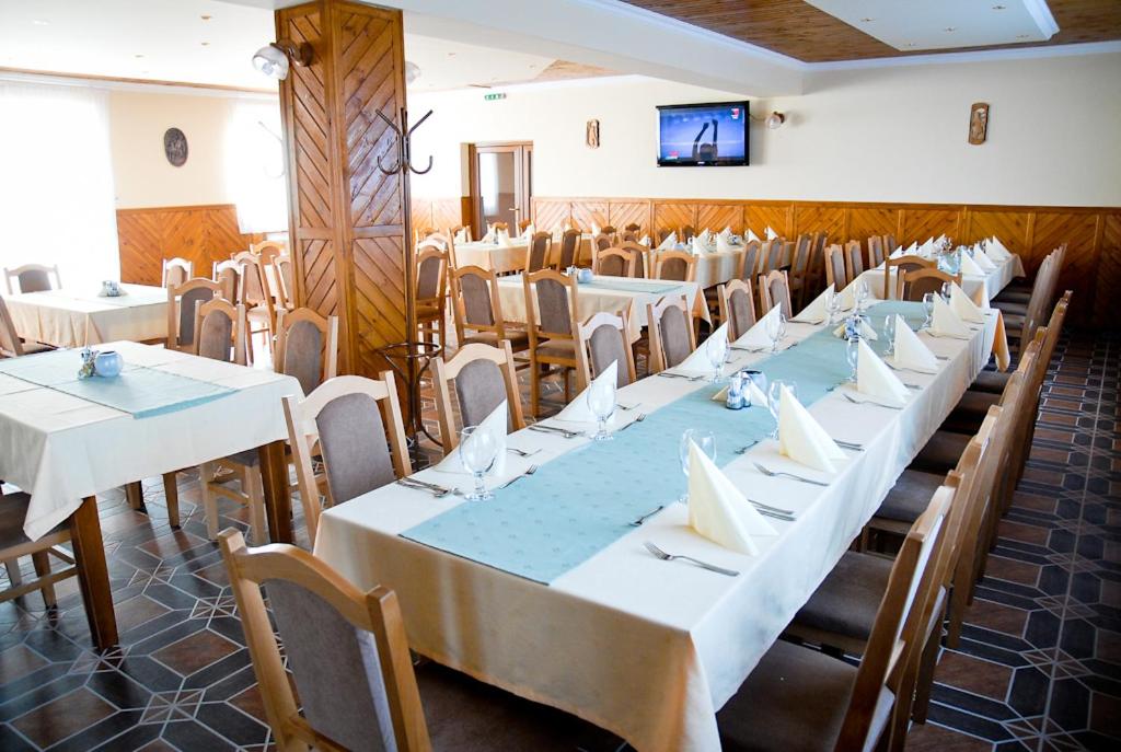 Reštaurácia alebo iné gastronomické zariadenie v ubytovaní Pazonyi Fogadó és Étterem