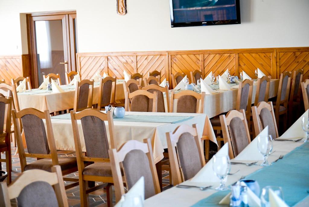 Reštaurácia alebo iné gastronomické zariadenie v ubytovaní Pazonyi Fogadó és Étterem