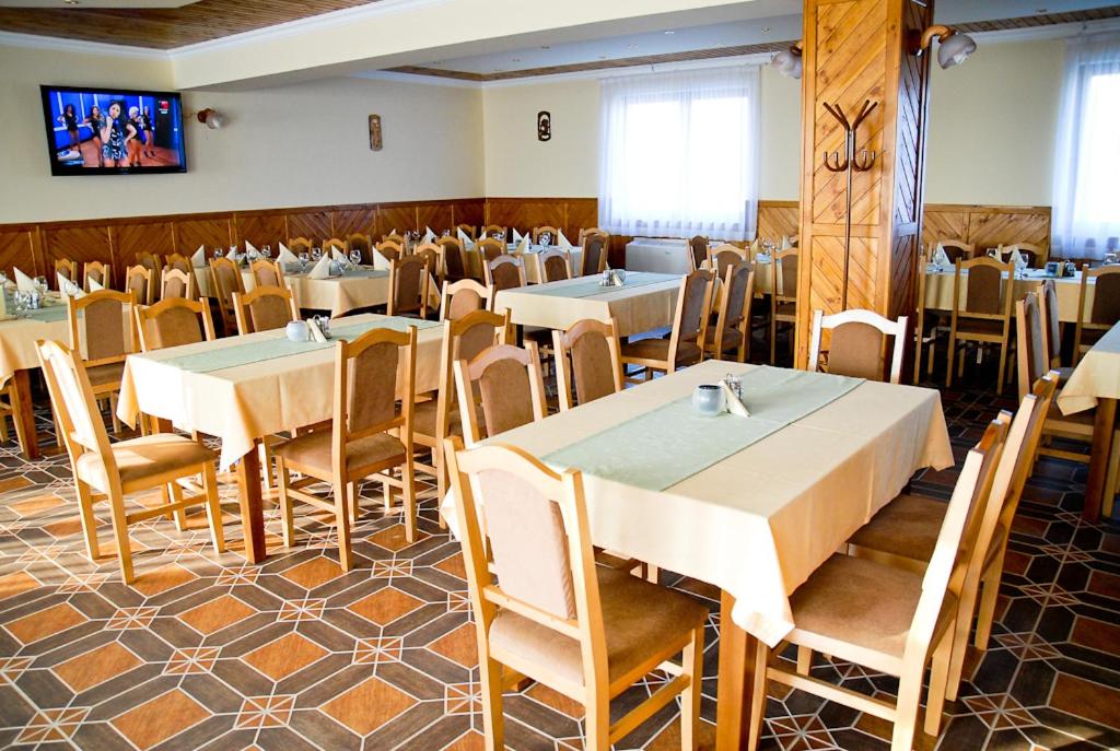 Reštaurácia alebo iné gastronomické zariadenie v ubytovaní Pazonyi Fogadó és Étterem