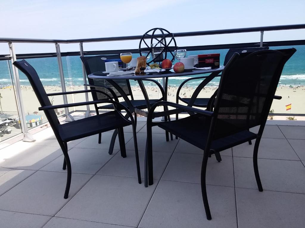 カネ・アン・ルシヨンにあるAlbatrosのビーチを望むバルコニー(テーブル、椅子付)
