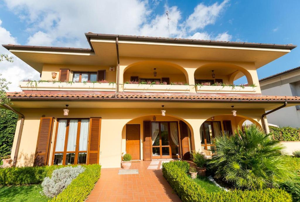Großes gelbes Haus mit Balkon in der Unterkunft Hidden Tuscan Treasure in Cantagrillo