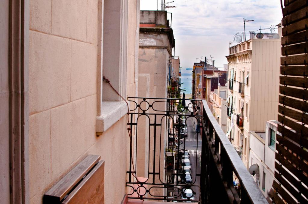 einen Balkon mit Blick auf eine Stadtstraße in der Unterkunft Barceloneta Suites Apartments Beach in Barcelona