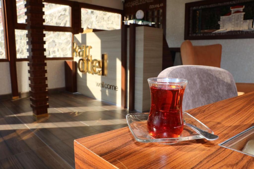 una taza de cristal sobre una mesa de madera en Kar Hotel Uzungöl, en Uzungöl