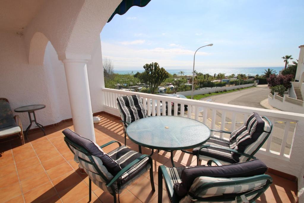 ミアミ・プラトーヤにあるCasa Carmen 2の海の景色を望むバルコニー(テーブル、椅子付)