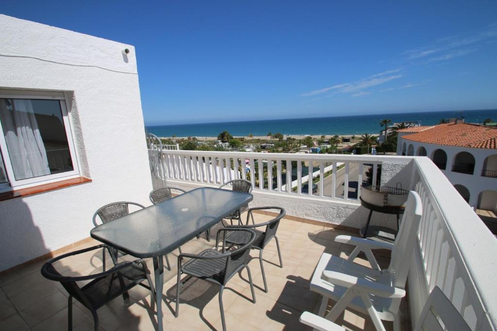 d'un balcon avec une table et des chaises donnant sur l'océan. dans l'établissement casa Carmen 6, à Miami Platja
