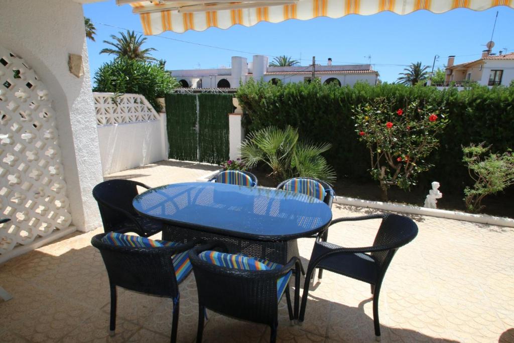 een blauwe tafel en stoelen op een patio bij Casa Lara in Miami Platja