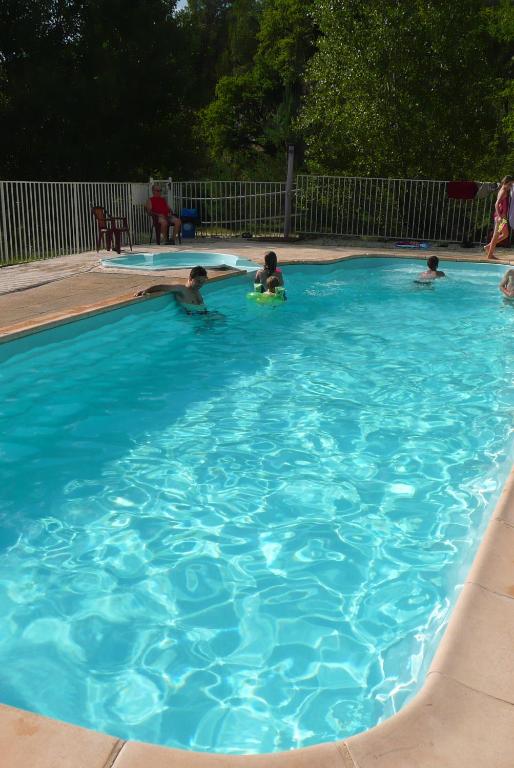 un groupe de personnes nageant dans une piscine dans l'établissement Domaine de bois joli, à Buis-les-Baronnies