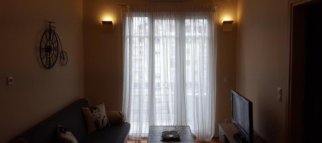 Televízia a/alebo spoločenská miestnosť v ubytovaní Antigonidon Skyline View Penthouse
